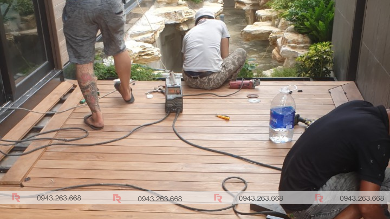 Vệ sinh sàn gỗ tự nhiên ngoài trời