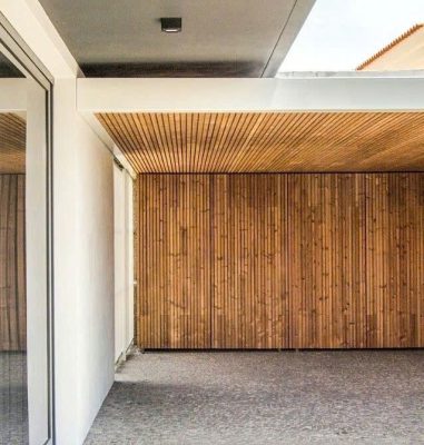 Ốp gỗ thông biến tính cho trần và tường khu vực bán ngoài trời
