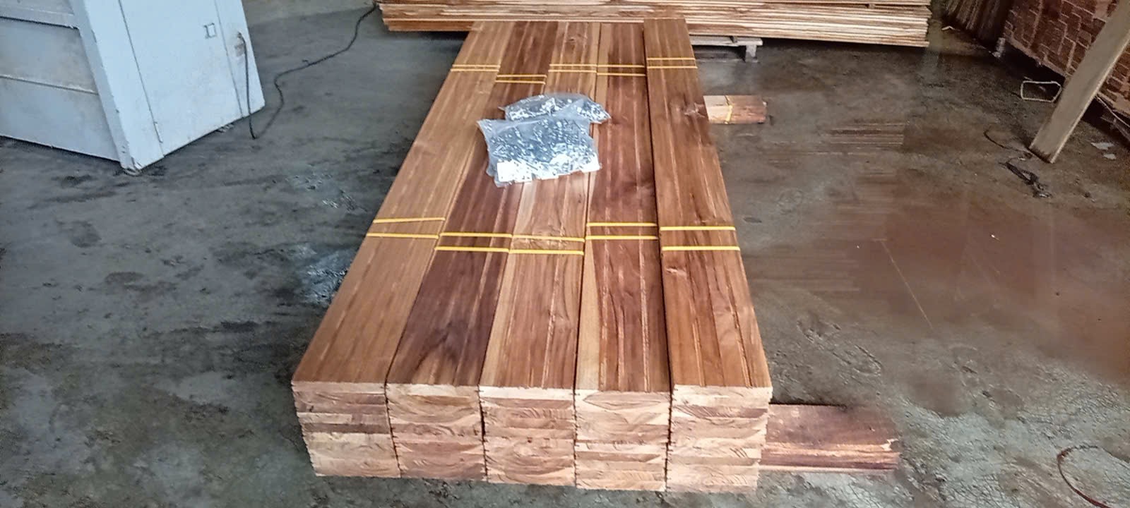 Phôi gỗ xếp thành bó tại xưởng trước khi gia công sàn