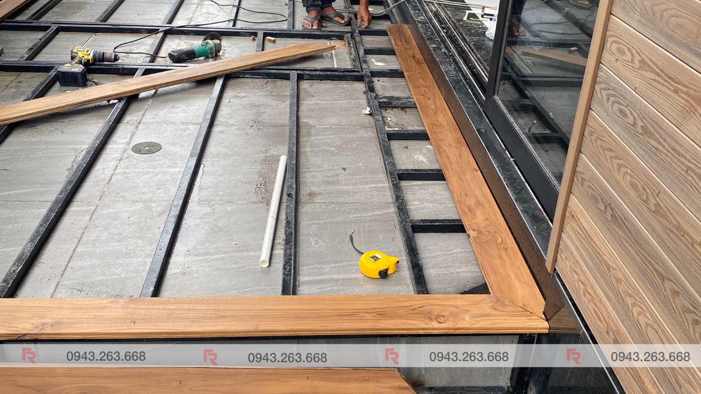 Khung sàn kim loại và đường bo gỗ tại khu vực sát cửa