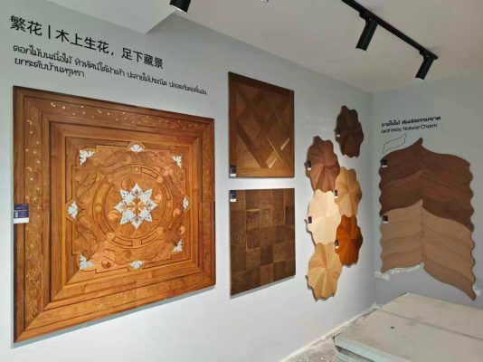 Các module sàn gỗ hoa văn hoàn thiện đặt cạnh nhau