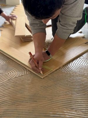 Thợ thử ghép các chi tiết sàn hoa văn tại bàn gia công