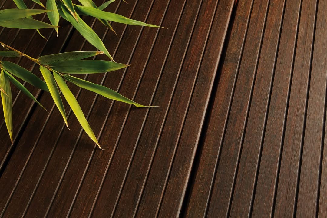 Bề mặt sàn tre ngoài trời trong bối cảnh cây xanh